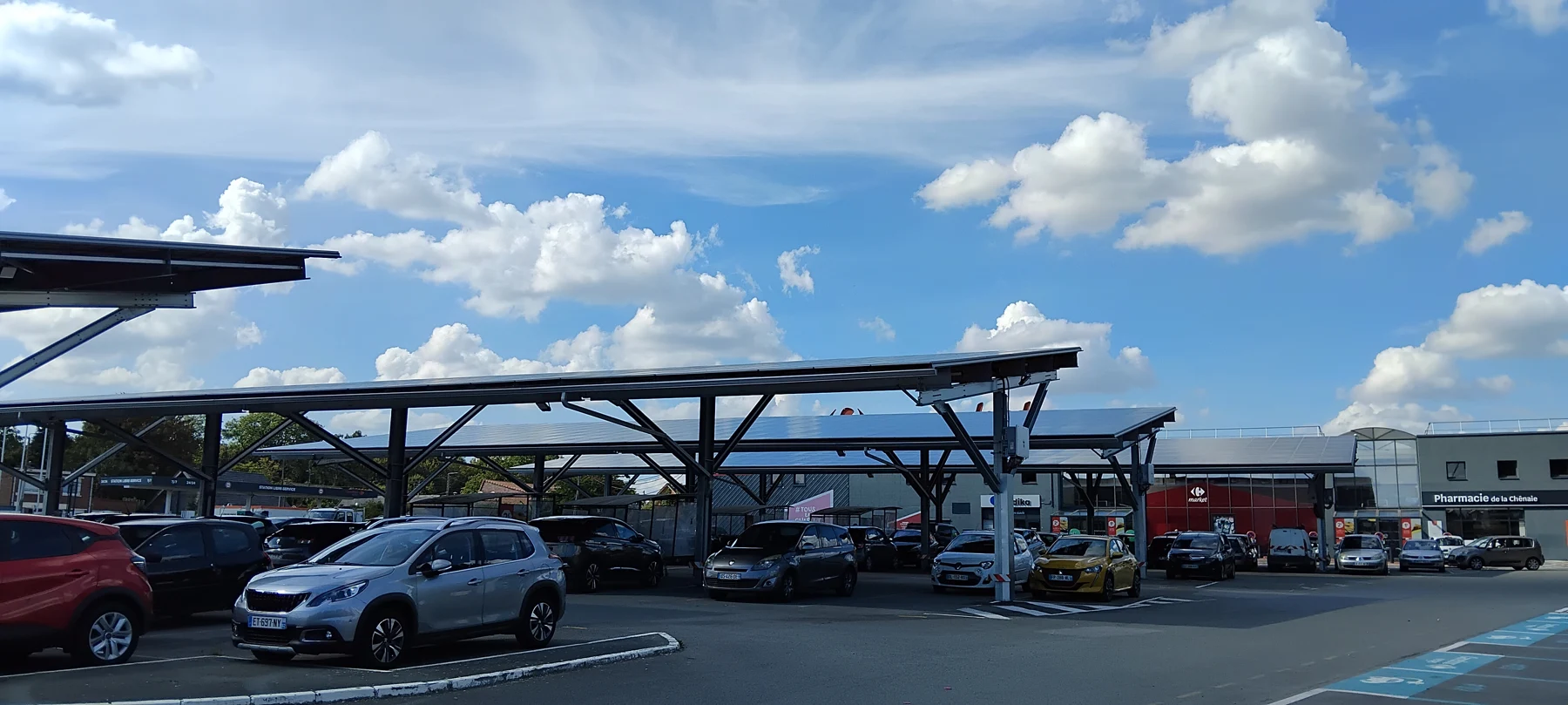 Exemple d’ombrières photovoltaïques au-dessus d’un parking commercial