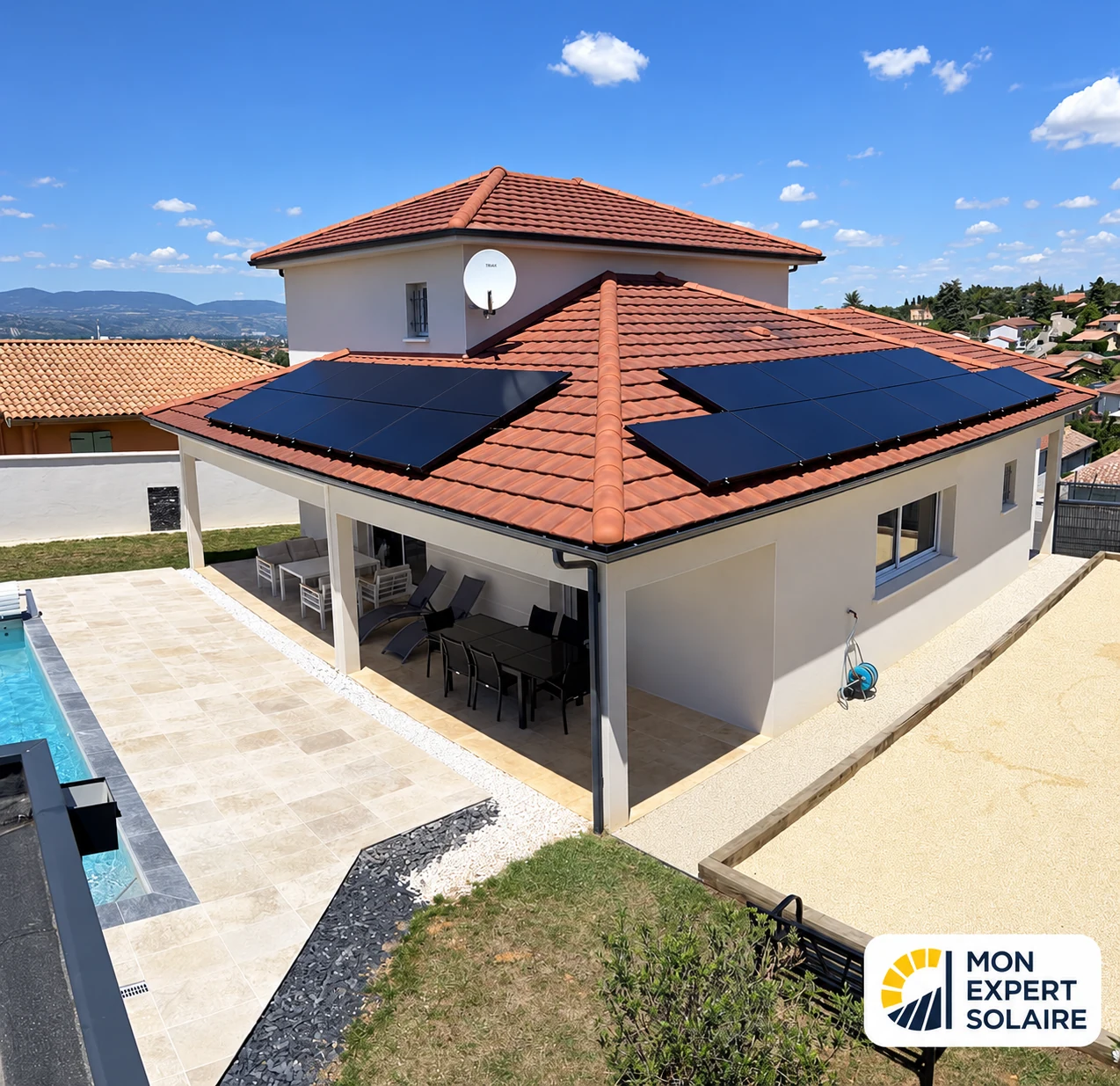 Maison individuelle avec deux champs de panneaux photovoltaïques noirs sur ses toitures.