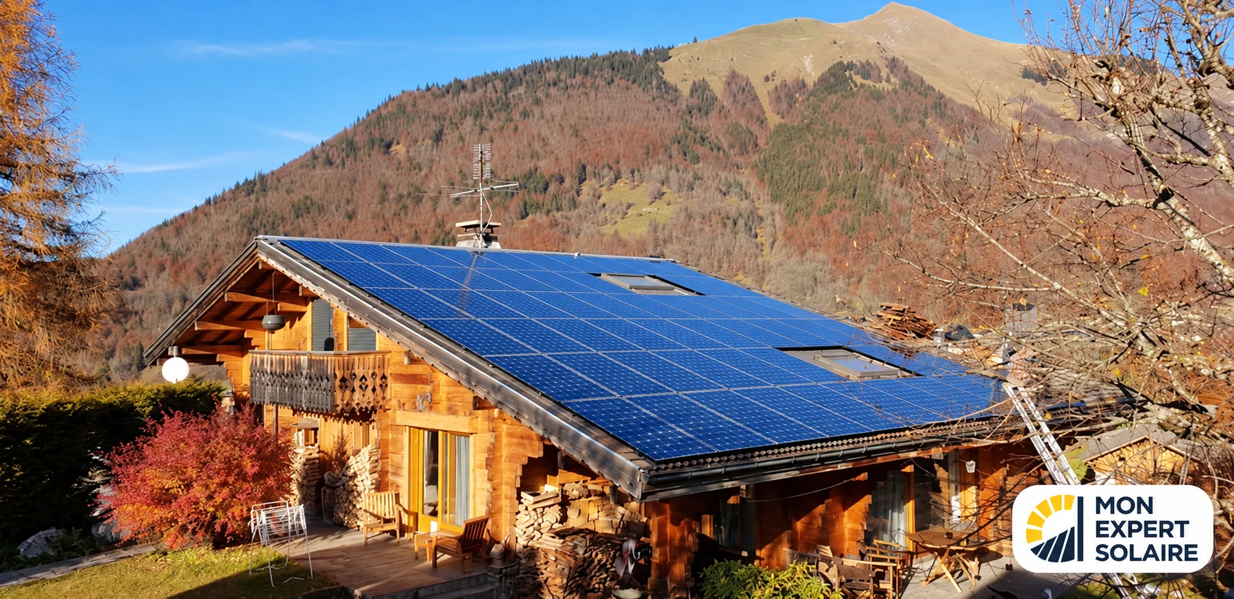 Chalet en bois avec panneaux photovoltaïques sur la toiture, dans un paysage de montagne.