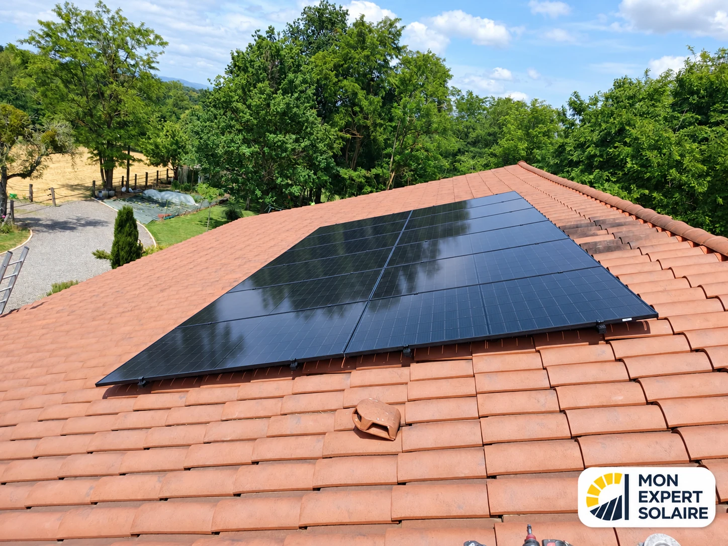 Panneaux photovoltaïques noirs sur une toiture en tuiles, photo de la photothèque Mon Expert Solaire.