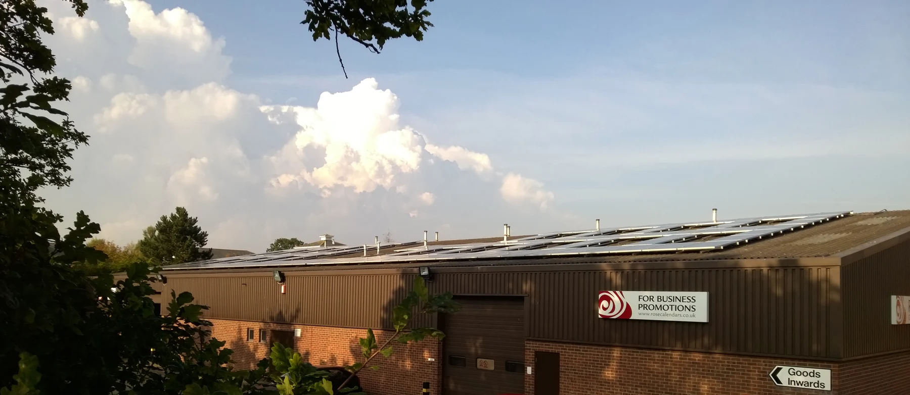 Exemple de panneaux photovoltaïques sur une toiture de bâtiment professionnel